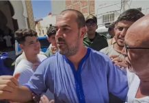 ناصر الزفزافي يحضر جنازة والده في الحسيمة ناصر الزفزافي يحضر جنازة والده في الحسيمة