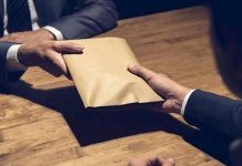 بني ملال: توقيف ضابط ومفتش شرطة للاشتباه في تلقي رشوة بني ملال: توقيف ضابط ومفتش شرطة للاشتباه في تلقي رشوة