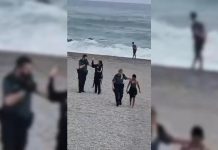 سيدة وطفلها يعبران من الفنيدق إلى سبتة سباحة سيدة وطفلها يعبران من الفنيدق إلى سبتة سباحة