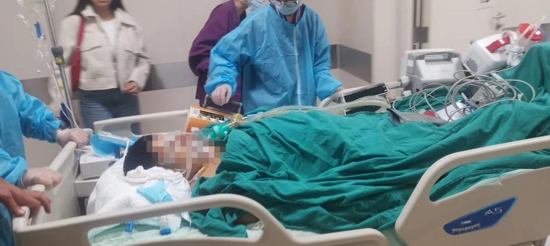 بعد حادث مروع في الصين.. أب مغربي يستغيث لإنقاذ ابنه الوحيد بعد حادث مروع في الصين.. أب مغربي يستغيث لإنقاذ ابنه الوحيد