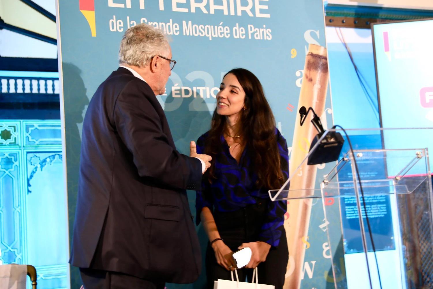 تكريم هاجر أزل بجائزة المسجد الكبير للأدب تكريم هاجر أزل بجائزة المسجد الكبير للأدب