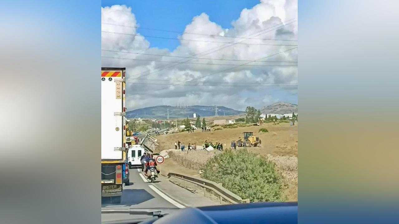 مصرع زوجين في حادث انقلاب شاحنة فوق سيارة قرب طنجة مصرع زوجين في حادث انقلاب شاحنة فوق سيارة قرب طنجة