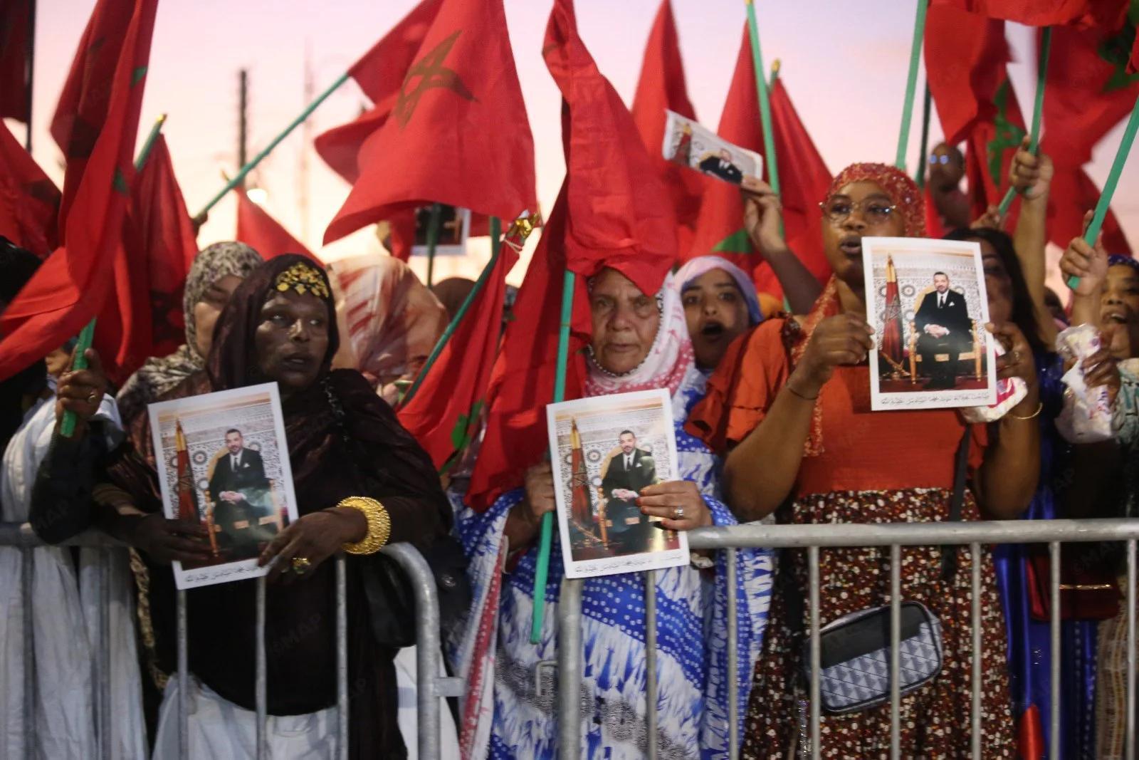 المغاربة يحتفلون بقرار الأمم المتحدة حول الصحراء المغاربة يحتفلون بقرار الأمم المتحدة حول الصحراء
