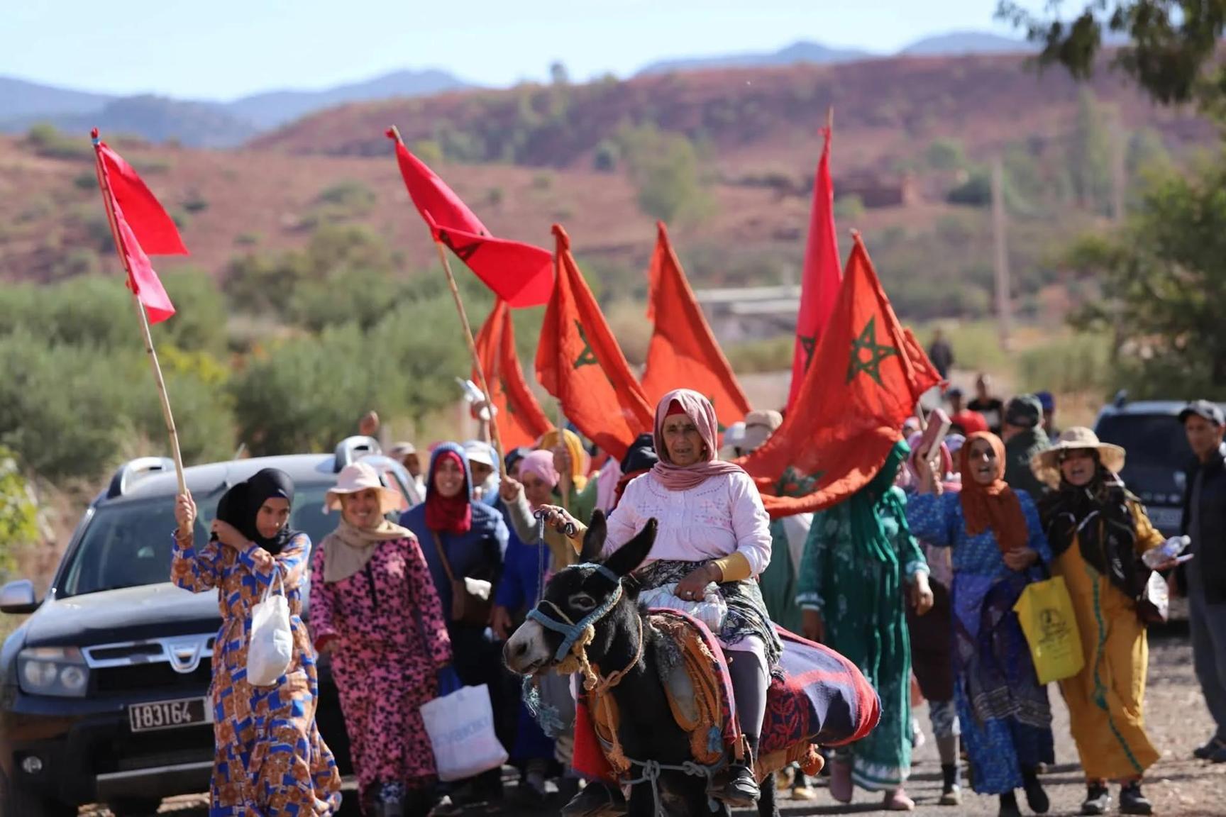 نساء دوار تلحيانت يسيرون نحو خنيفرة لفك العزلة نساء دوار تلحيانت يسيرون نحو خنيفرة لفك العزلة