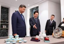 مزحة بين رئيسي الصين وكوريا تكشف الشكوك في تجسس هواتف شاومي مزحة بين رئيسي الصين وكوريا تكشف الشكوك في تجسس هواتف شاومي