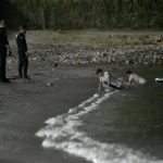 بينهم ثلاث قاصرات.. وصول مهاجرين سباحة من الفنيدق إلى سبتة بينهم ثلاث قاصرات.. وصول مهاجرين سباحة من الفنيدق إلى سبتة