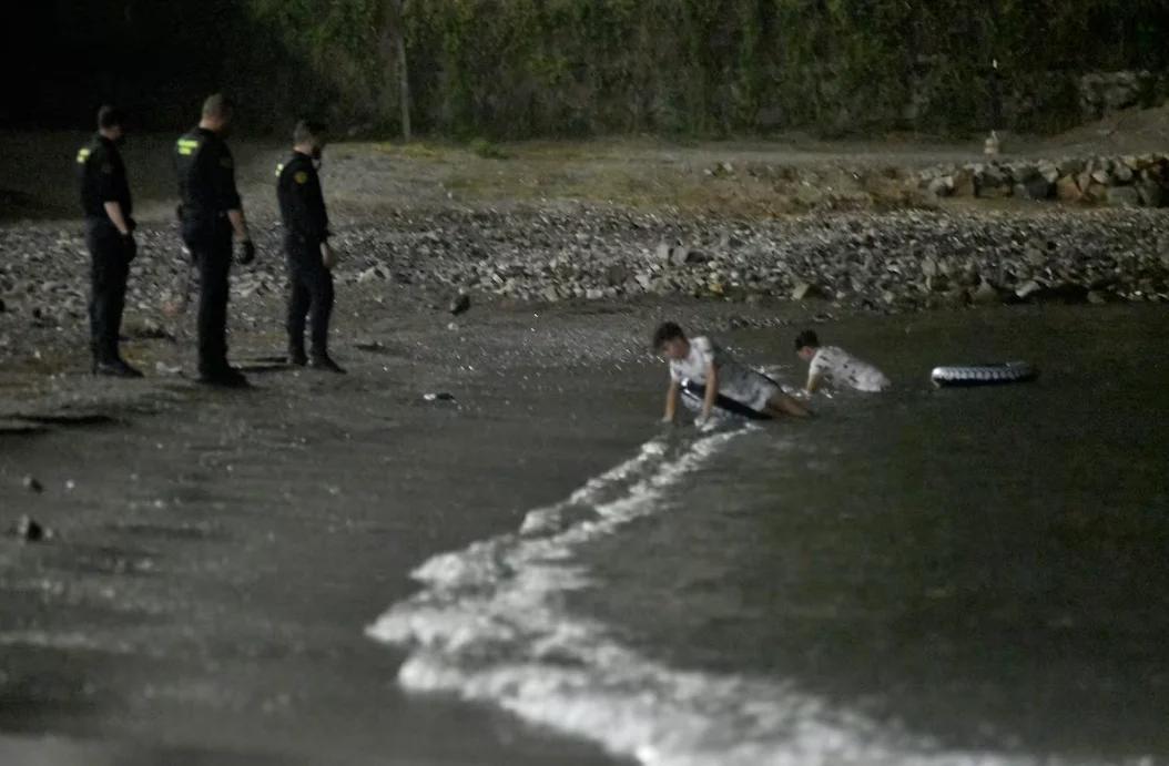 بينهم ثلاث قاصرات.. وصول مهاجرين سباحة من الفنيدق إلى سبتة بينهم ثلاث قاصرات.. وصول مهاجرين سباحة من الفنيدق إلى سبتة