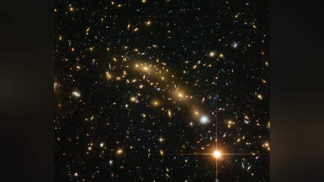 بعضها يفوق الشمس بألف ضعف.. رصد محتمل لأول نجوم أضاءت الكون بعضها يفوق الشمس بألف ضعف.. رصد محتمل لأول نجوم أضاءت الكون