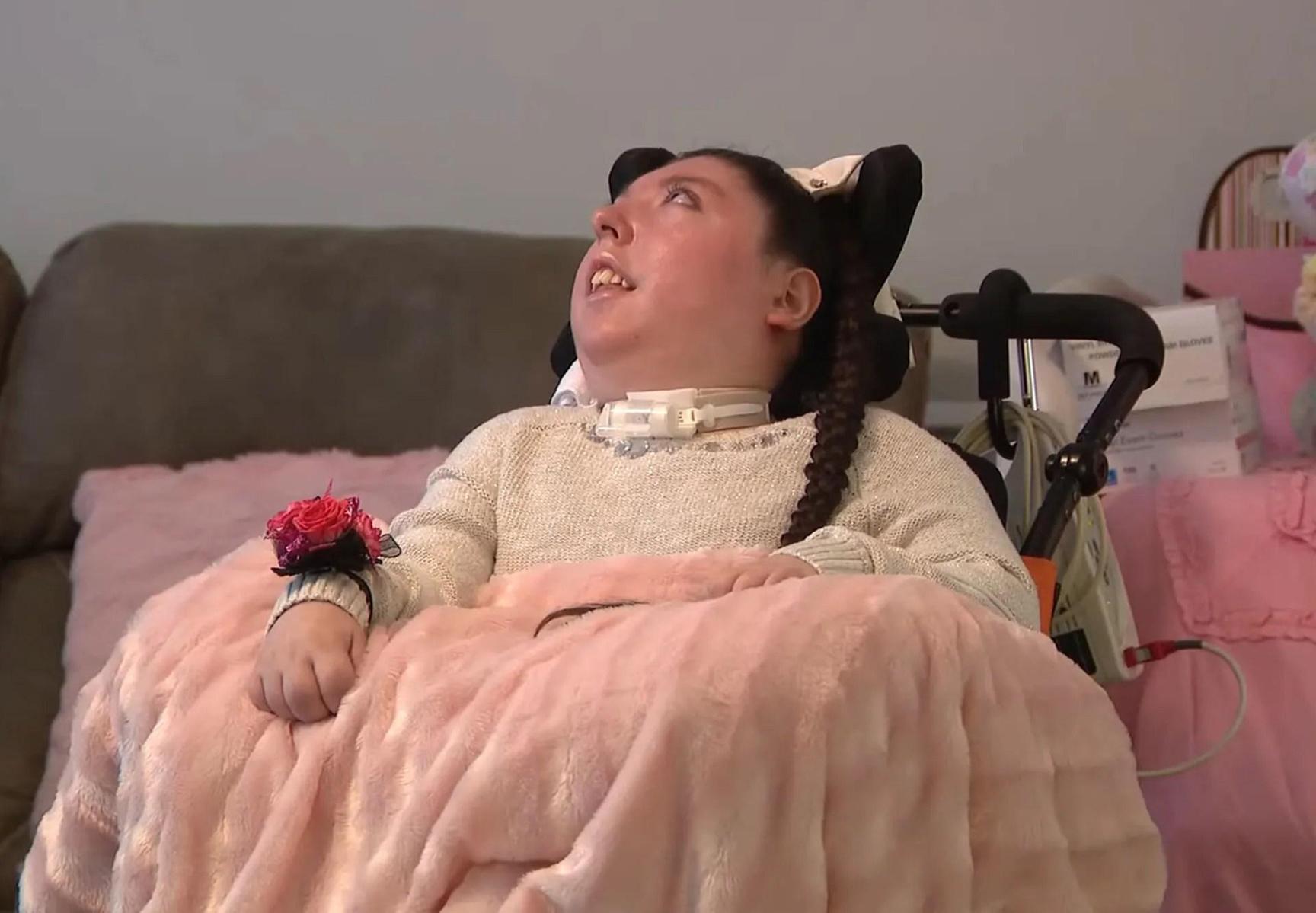 أليكس سيمبسون تحتفل بعيد ميلادها العشرين رغم التحديات أليكس سيمبسون تحتفل بعيد ميلادها العشرين رغم التحديات