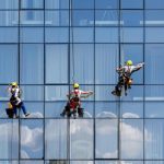 عمال تنظيف في إسطنبول يتأرجحون بسبب الرياح عمال تنظيف في إسطنبول يتأرجحون بسبب الرياح