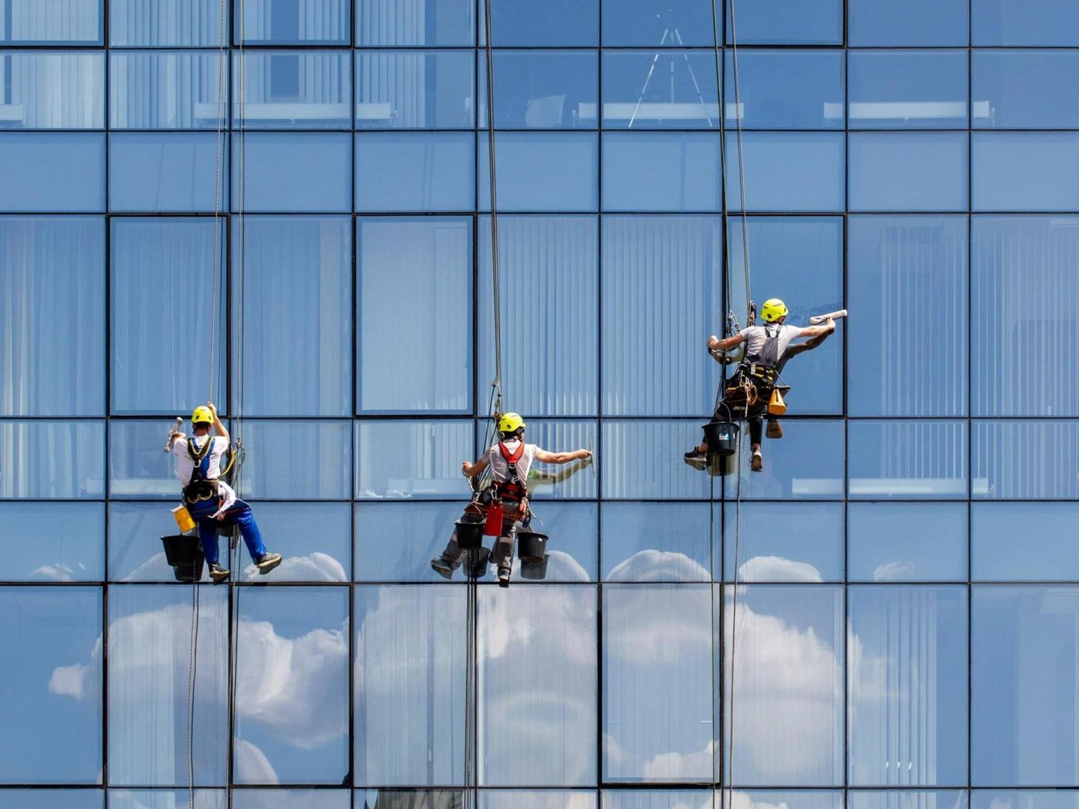 عمال تنظيف في إسطنبول يتأرجحون بسبب الرياح عمال تنظيف في إسطنبول يتأرجحون بسبب الرياح