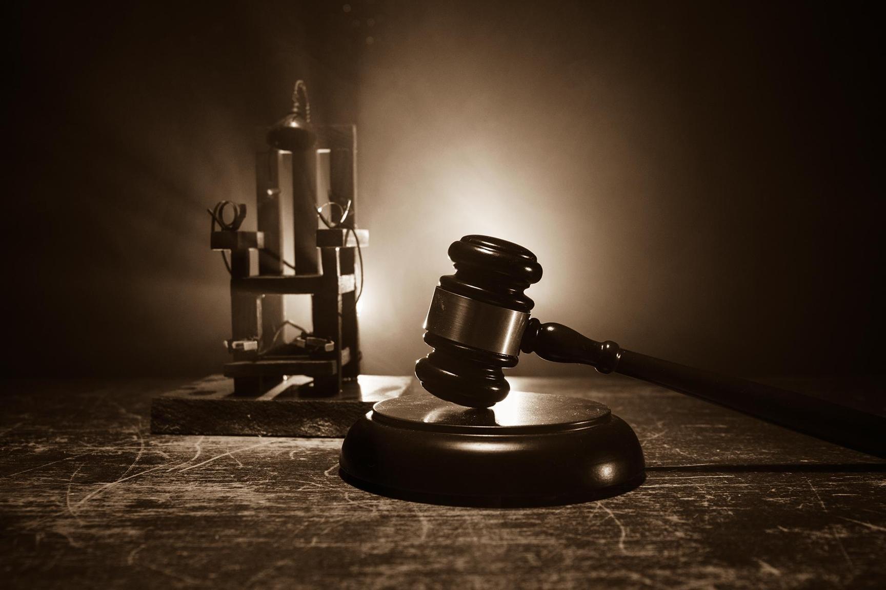 سجين يُنقل للمستشفى بعد ساعات من إنقاذه من الإعدام سجين يُنقل للمستشفى بعد ساعات من إنقاذه من الإعدام