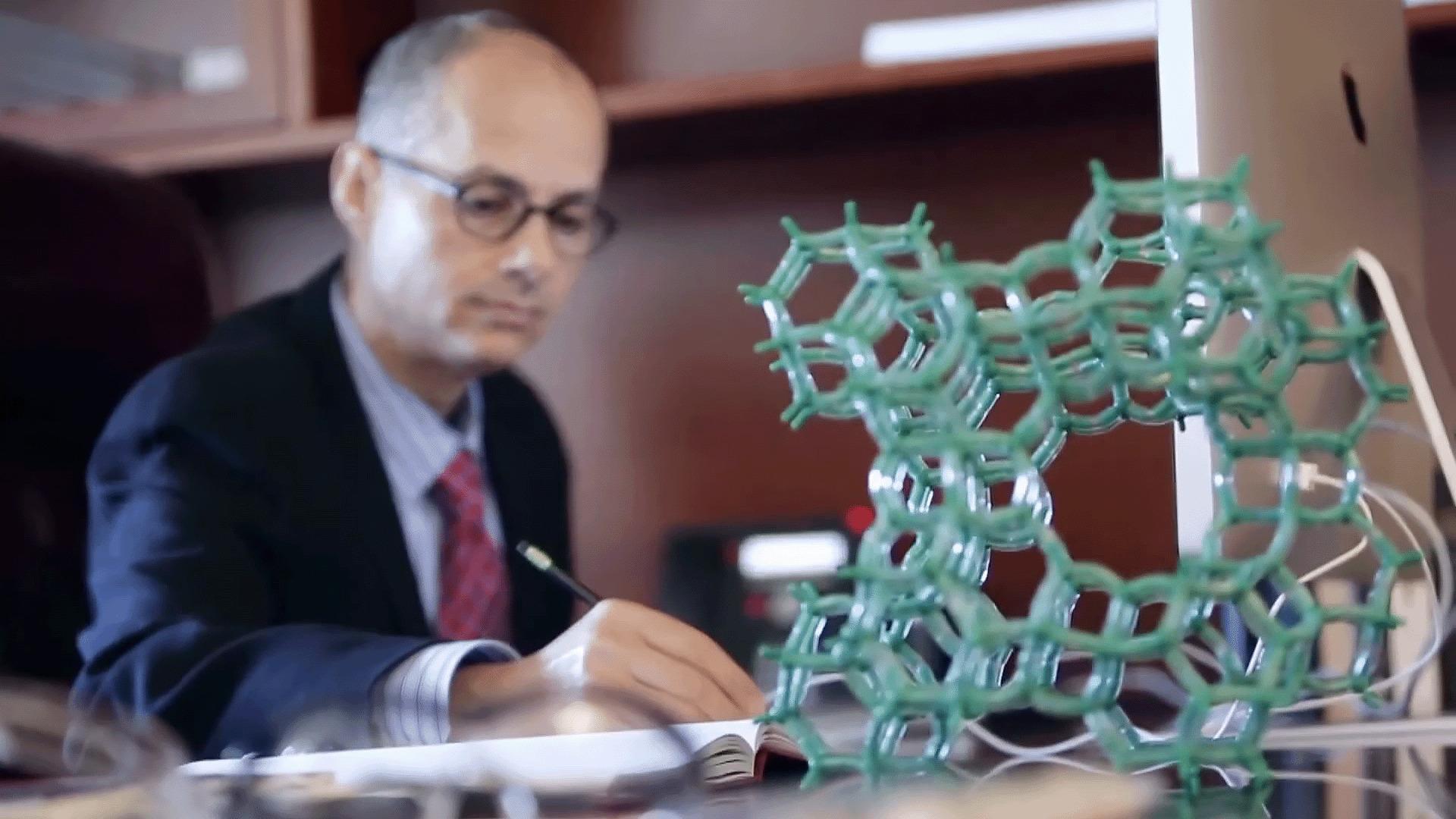 الكيمياء الشبكية: ابتكار يضع عمر ياغي في الصدارة الكيمياء الشبكية: ابتكار يضع عمر ياغي في الصدارة