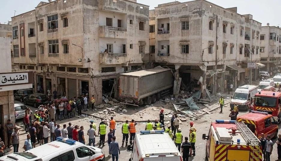 أربعة قتلى وثمانية جرحى في اصطدام شاحنة ببنايتين وسط الفنيدق أربعة قتلى وثمانية جرحى في اصطدام شاحنة ببنايتين وسط الفنيدق