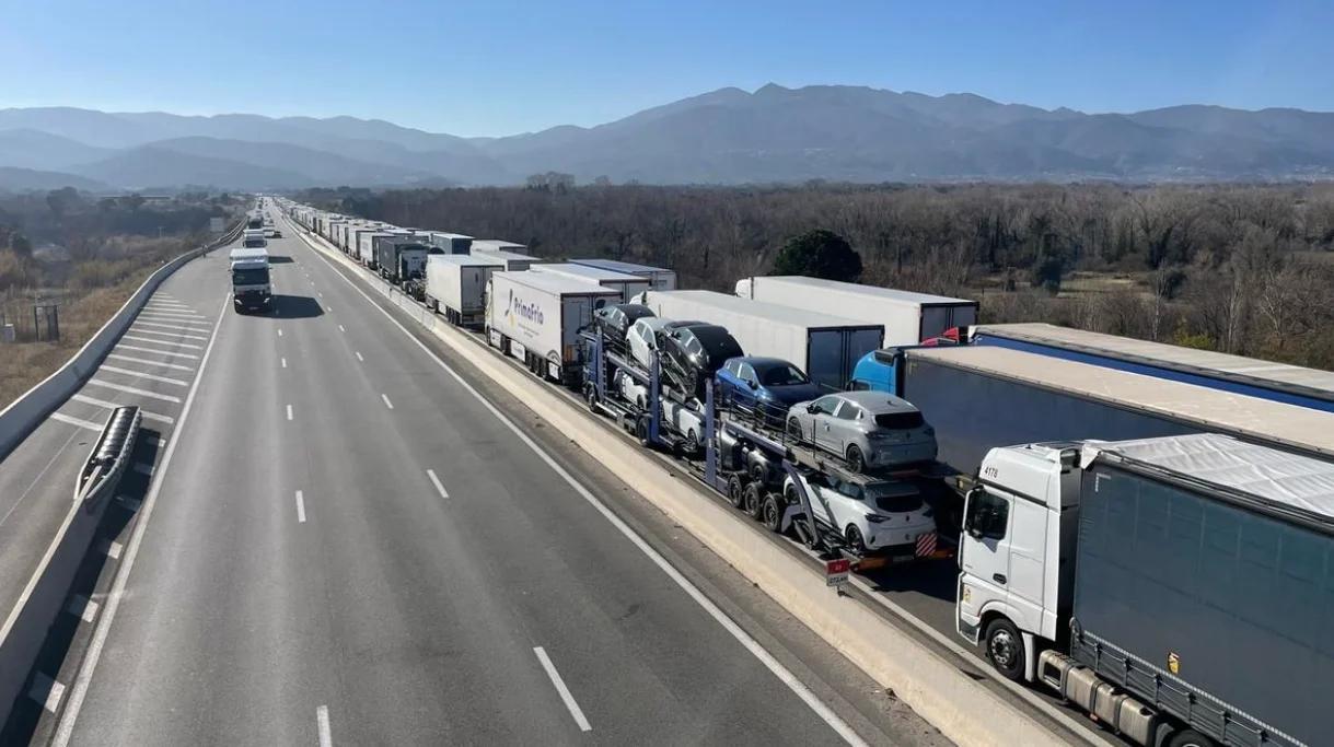 إسبانيا تستعين بآلاف السائقين المغاربة لسد عجز النقل الطرقي إسبانيا تستعين بآلاف السائقين المغاربة لسد عجز النقل الطرقي