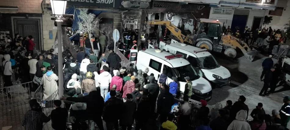 انتشال جثتين إضافيتين يرفع ضحايا حادث الفنيدق إلى ستة انتشال جثتين إضافيتين يرفع ضحايا حادث الفنيدق إلى ستة