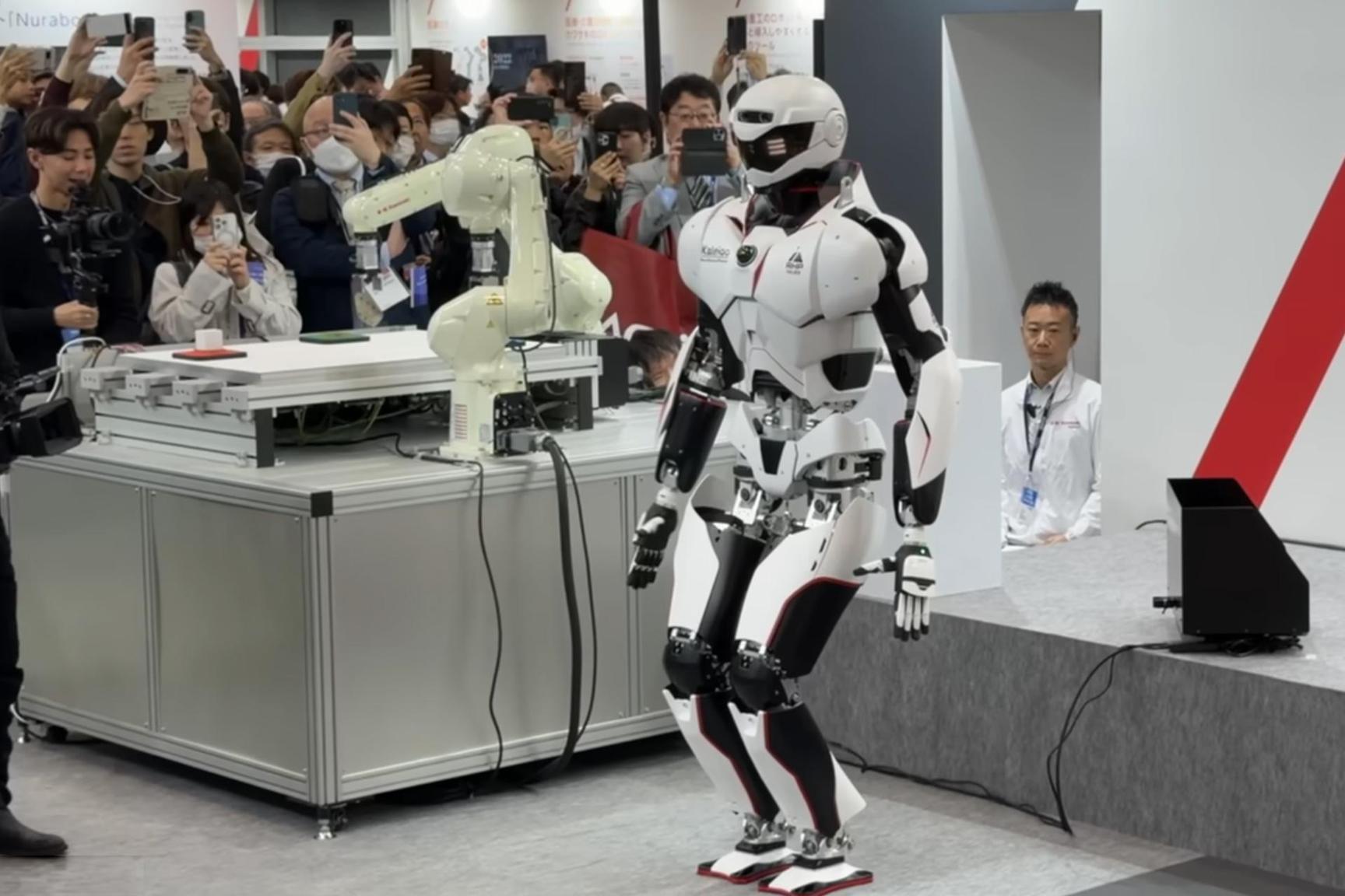 روبوتات يابانية جديدة تطفئ النيران وتنقذ القطط روبوتات يابانية جديدة تطفئ النيران وتنقذ القطط