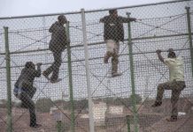 المغرب يحبط محاولة تسلل جماعي لنحو 400 مهاجر قرب سياج سبتة المغرب يحبط محاولة تسلل جماعي لنحو 400 مهاجر قرب سياج سبتة