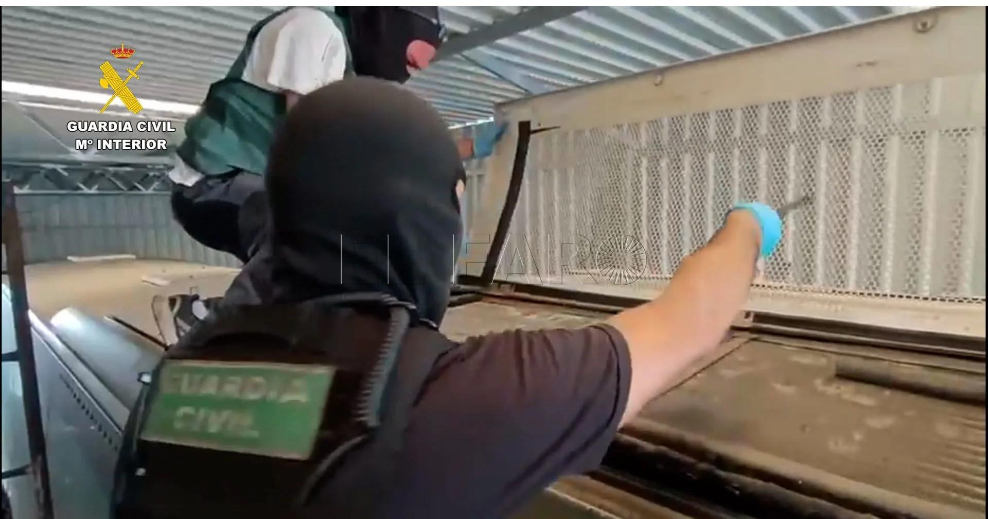 تفكيك شبكة لتهريب المخدرات من المغرب إلى بلجيكا عبر حافلات تفكيك شبكة لتهريب المخدرات من المغرب إلى بلجيكا عبر حافلات