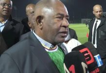 رئيس جزر القمر يدعم منتخب بلاده قبل الافتتاح رئيس جزر القمر يدعم منتخب بلاده قبل الافتتاح