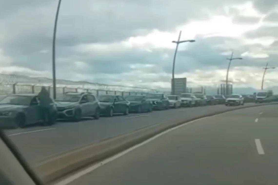 طوابير طويلة على حدود المغرب وسبتة بانتظار 6 ساعات طوابير طويلة على حدود المغرب وسبتة بانتظار 6 ساعات