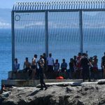 سوء الأحوال الجوية يسهّل عبور مجموعة مهاجرين إلى سبتة سوء الأحوال الجوية يسهّل عبور مجموعة مهاجرين إلى سبتة