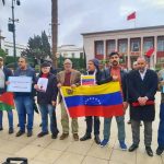 مغاربة يتضامنون مع مادورو من أمام البرلمان مغاربة يتضامنون مع مادورو من أمام البرلمان