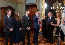 السفير الأمريكي الجديد يؤدي اليمين الدستورية لبدء عمله في المغرب السفير الأمريكي الجديد يؤدي اليمين الدستورية لبدء عمله في المغرب