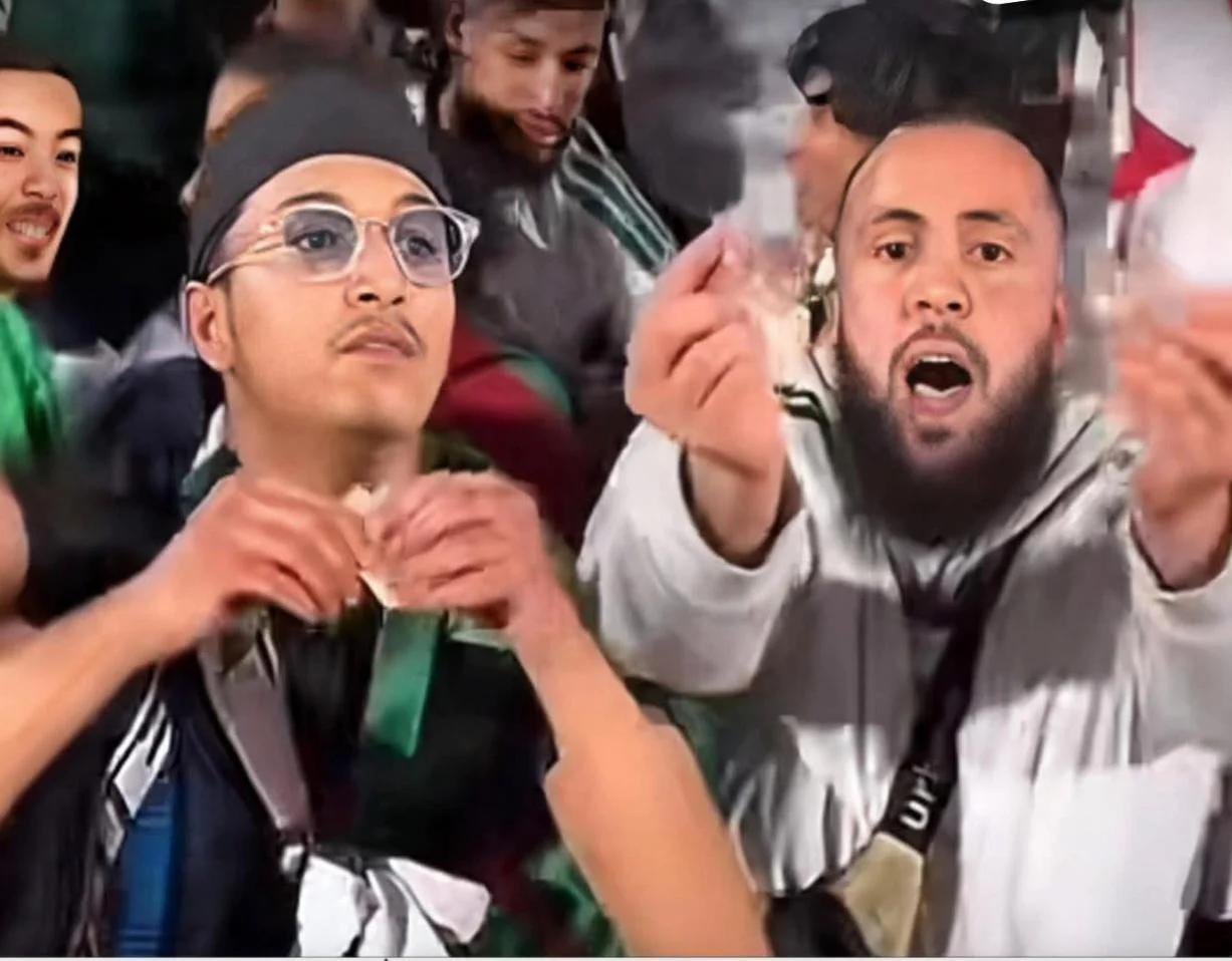 8 أشهر حبسا لمواطن جزائري-بريطاني مزق ورقة نقدية بملعب مراكش 8 أشهر حبسا لمواطن جزائري-بريطاني مزق ورقة نقدية بملعب مراكش