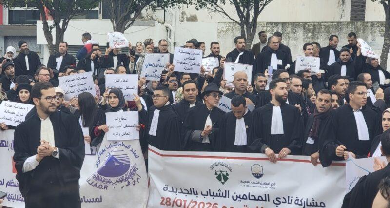 مئات المحامين يحتجون أمام وزارة العدل مئات المحامين يحتجون أمام وزارة العدل