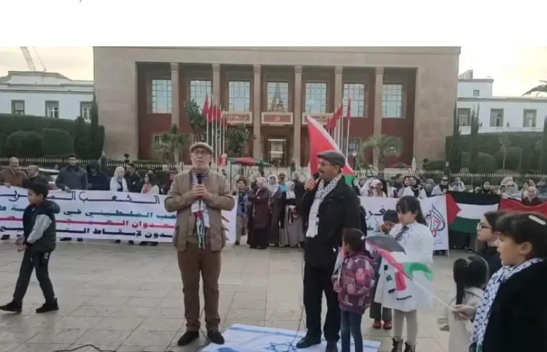 وقفة تضامن مع غزة ودعوات للإفراج عن الأسرى وقفة تضامن مع غزة ودعوات للإفراج عن الأسرى