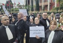 وقفة احتجاج للمحامين تطالب بسحب مشروع قانون المهنة وقفة احتجاج للمحامين تطالب بسحب مشروع قانون المهنة