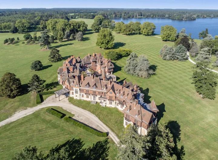 أنباء عن عرض الملك محمد السادس قصره قرب باريس للبيع أنباء عن عرض الملك محمد السادس قصره قرب باريس للبيع