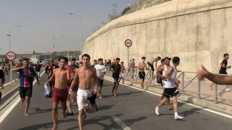 60 ألف مهاجر عبروا من المغرب إلى سبتة خلال 24 ساعة 60 ألف مهاجر عبروا من المغرب إلى سبتة خلال 24 ساعة