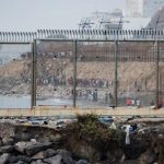 إسبانيا تعزز حدود سبتة بحاجز عائم بعد موجة عبور مهاجرين إسبانيا تعزز حدود سبتة بحاجز عائم بعد موجة عبور مهاجرين