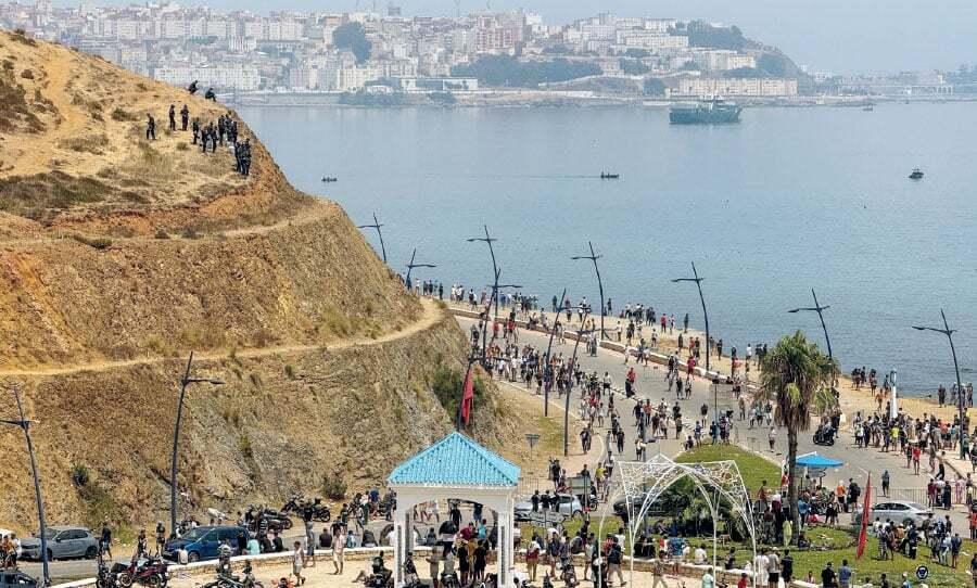 المغرب يعزز الحدود مع سبتة بعد دعوات لعبور جماعي المغرب يعزز الحدود مع سبتة بعد دعوات لعبور جماعي