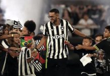 بعلم المغرب و البرازيل إستقبال أسطوري لزياش ببوتافوغو بعلم المغرب و البرازيل إستقبال أسطوري لزياش ببوتافوغو