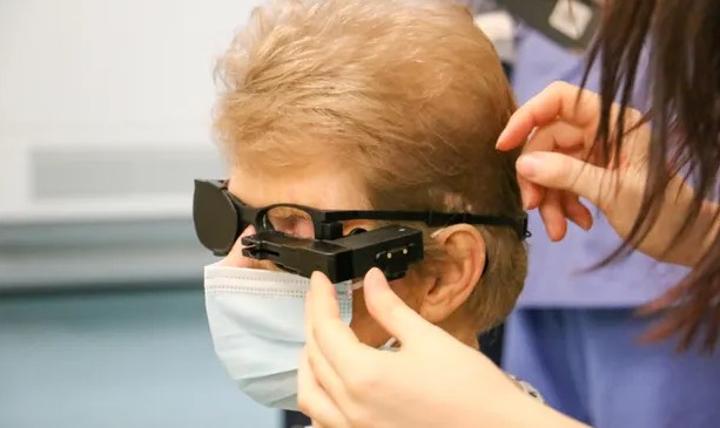 88-year-old woman sees after Bionic eye implant 88-year-old woman sees after Bionic eye implant