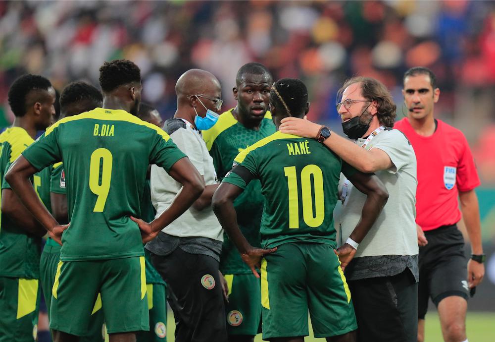 Senegal criticised after Mane plays on despite suspected concussion Senegal criticised after Mane plays on despite suspected concussion