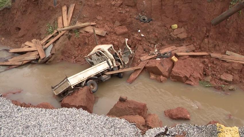 Mozambique: Traffic interrupted, three people killed in bridge collapse in Chimbunila, Niassa – Watch Mozambique: Traffic interrupted, three people killed in bridge collapse in Chimbunila, Niassa – Watch