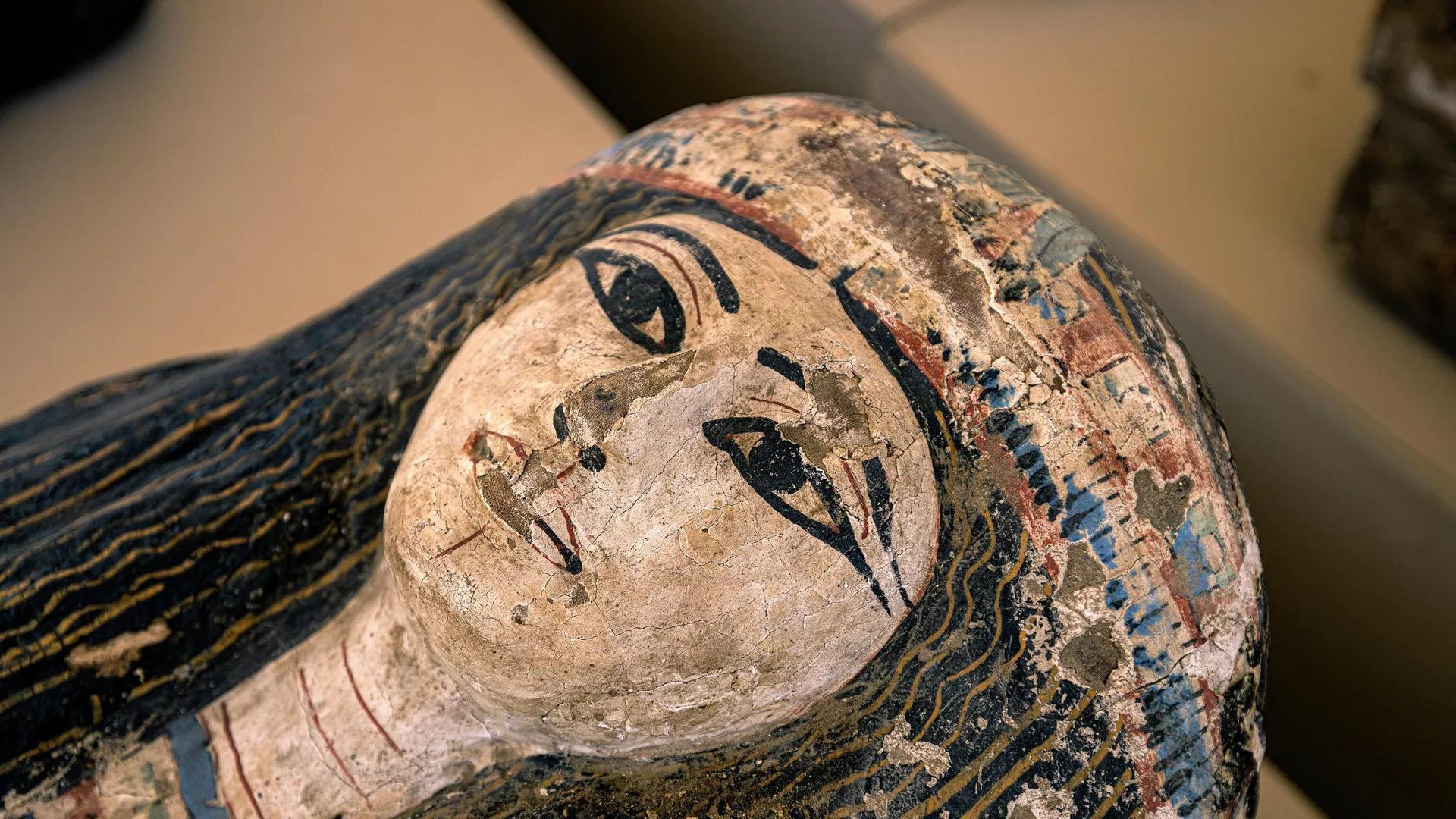 egypt-displays-hundreds-of-newly-discovered-artefacts-dating-over-2-500