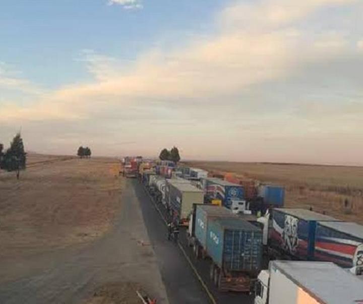 Protesting truck drivers block N4 between Komatipoort and South Africa’s Lebombo border with Mozambique Protesting truck drivers block N4 between Komatipoort and South Africa’s Lebombo border with Mozambique
