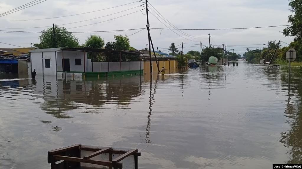 Torrential rains hit Beira Torrential rains hit Beira
