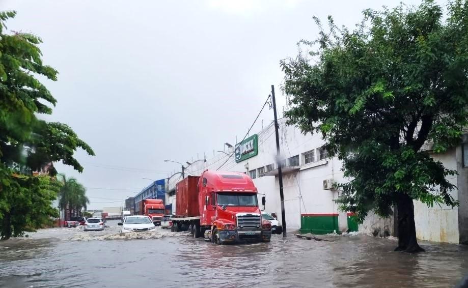 Goods traffic stopped on main Beira port-Zimbabwe road due to floods Goods traffic stopped on main Beira port-Zimbabwe road due to floods