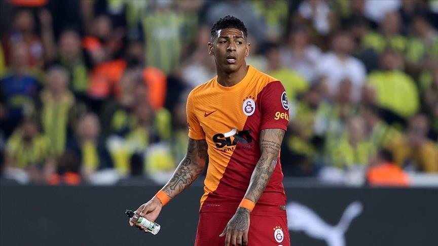 Dutch left-back Van Aanholt joins PSV Eindhoven on loan Dutch left-back Van Aanholt joins PSV Eindhoven on loan