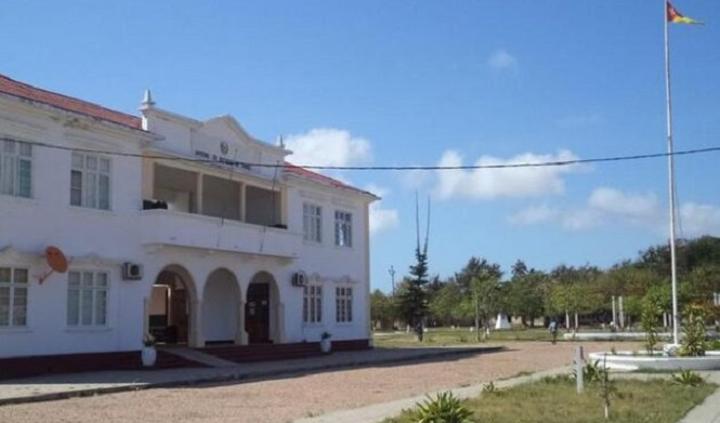 Defendant jumps out of courthouse window and vanishes in the mangroves Defendant jumps out of courthouse window and vanishes in the mangroves