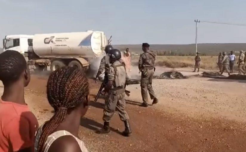 Population blocks EN2 in Mafuiane, police fires tear gas – Watch Population blocks EN2 in Mafuiane, police fires tear gas – Watch