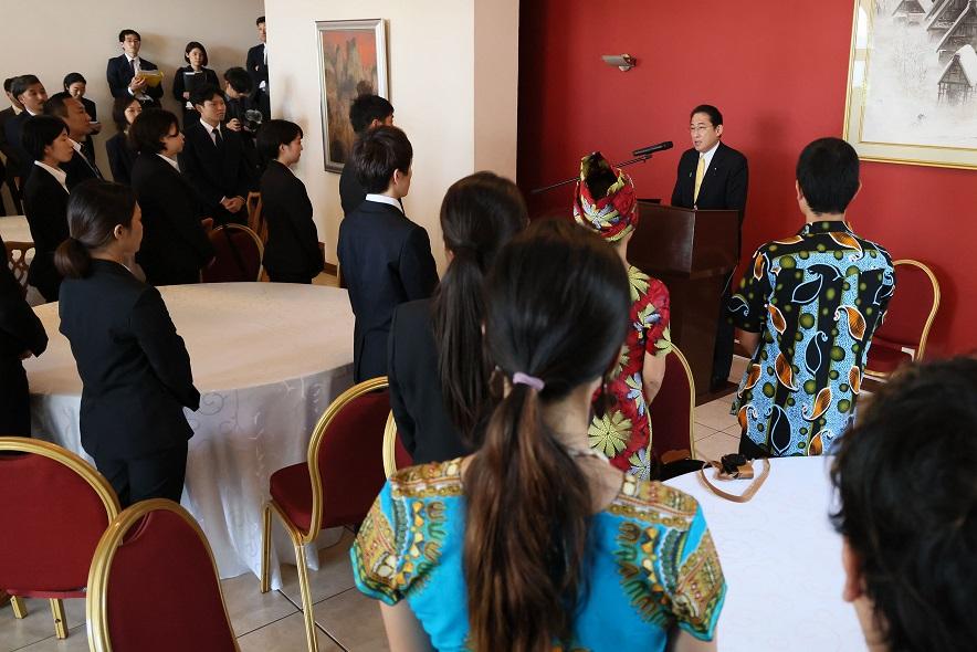 Courtesy call on Japan’s PM Kishida by young JICA overseas cooperation volunteers and others Courtesy call on Japan’s PM Kishida by young JICA overseas cooperation volunteers and others