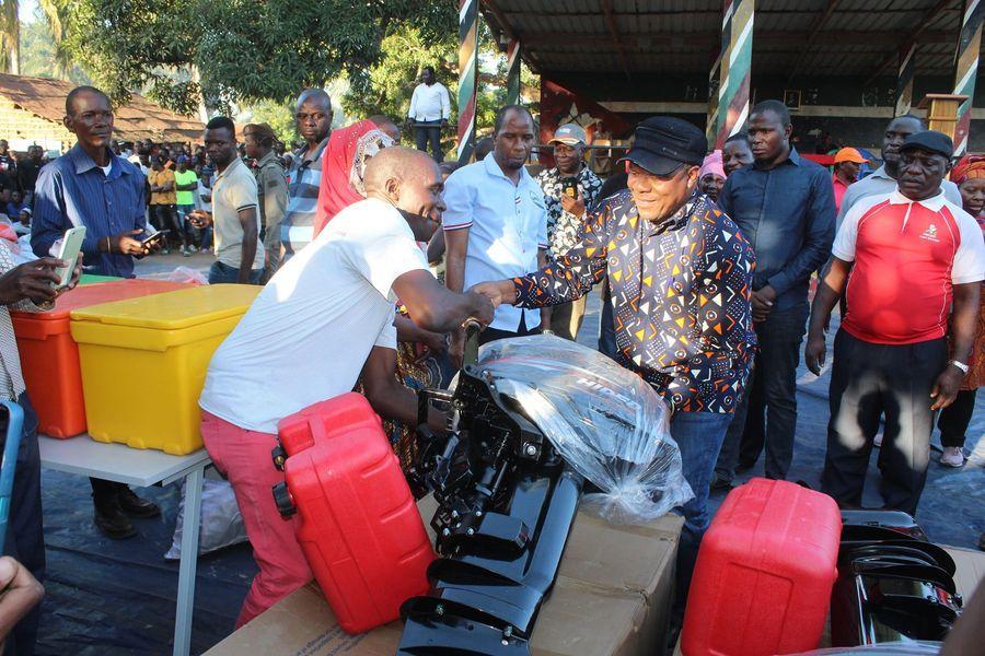 Mocímboa da Praia: Governor Tauabo delivers fishing kits to returnees Mocímboa da Praia: Governor Tauabo delivers fishing kits to returnees