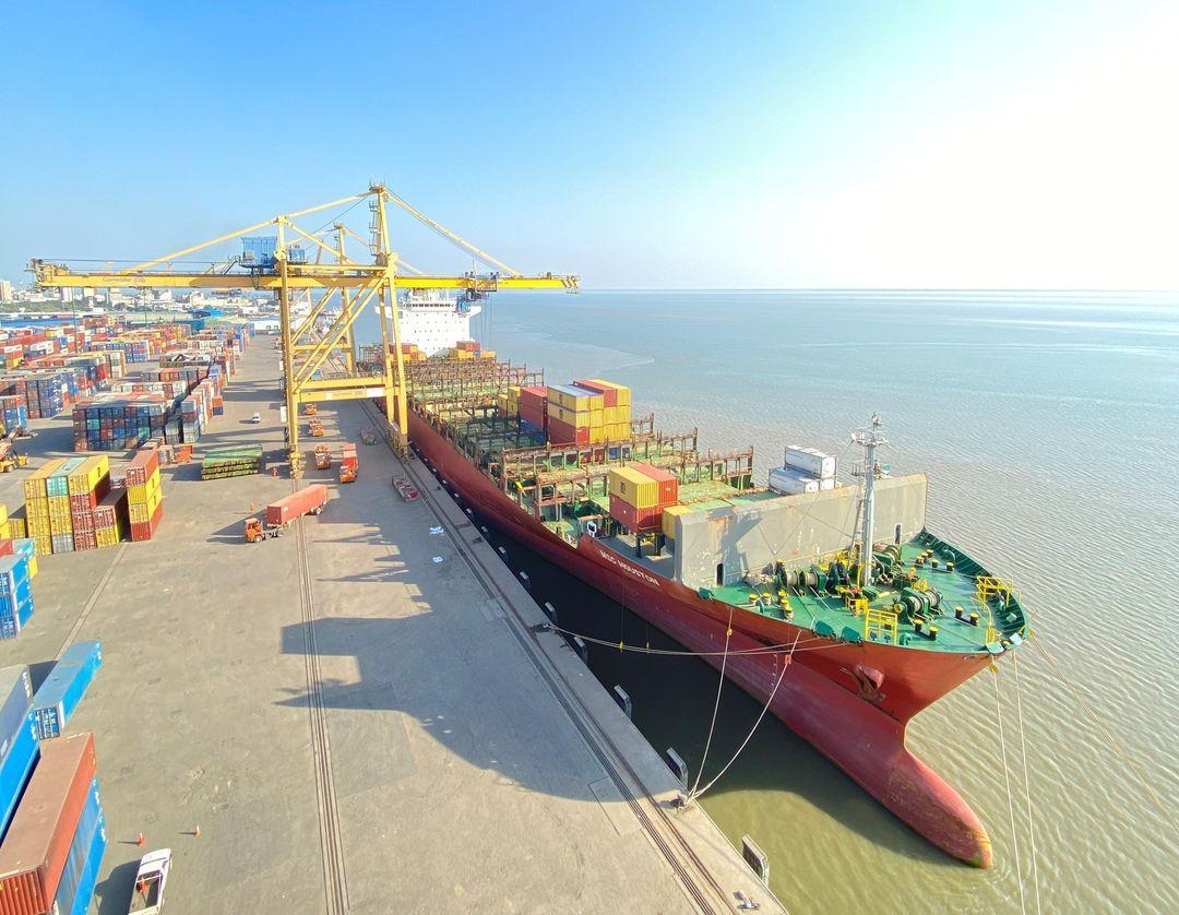 Longest container ship to dock at the Port of Beira in Mozambique ...